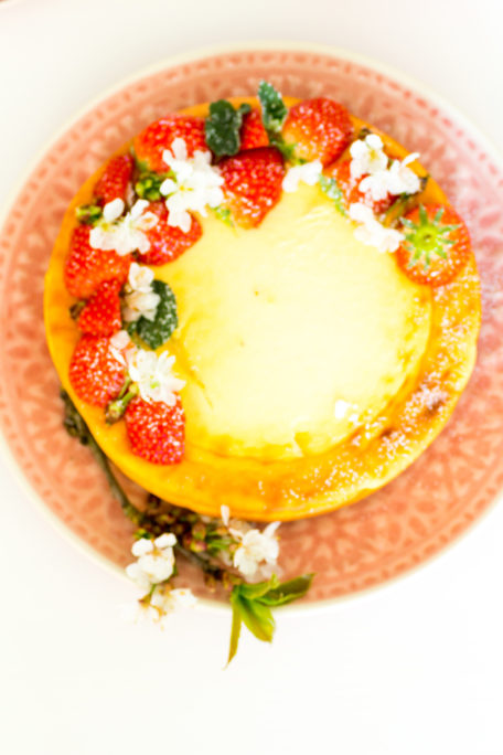 New York Cheesecake mit Blüten und Beeren