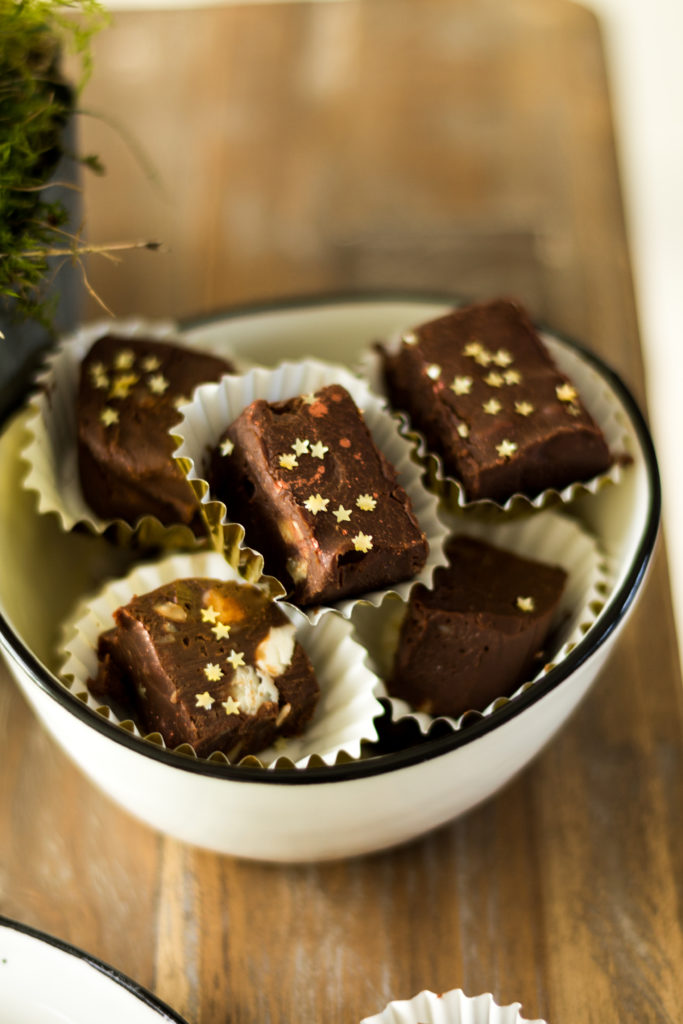 Schokoladenkonfekt im festlichen Kleid - Geschenke aus der Küche – DIY ...