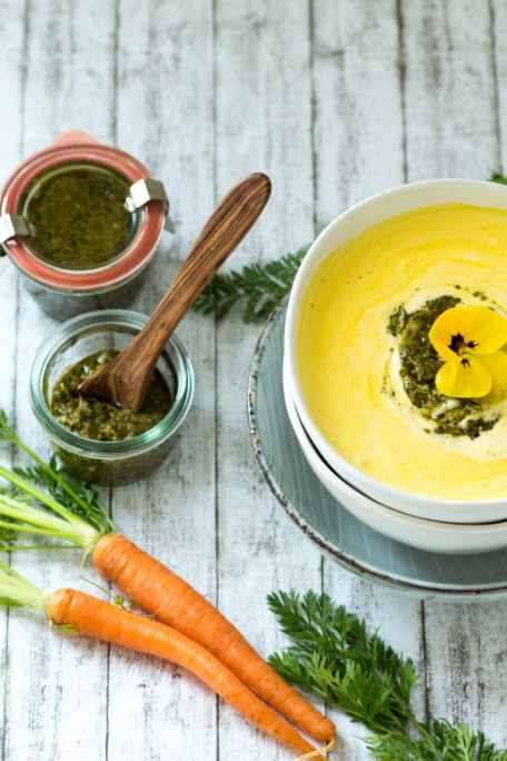 Feine Karottensuppe mit Pesto aus Karottengrün • House No 37