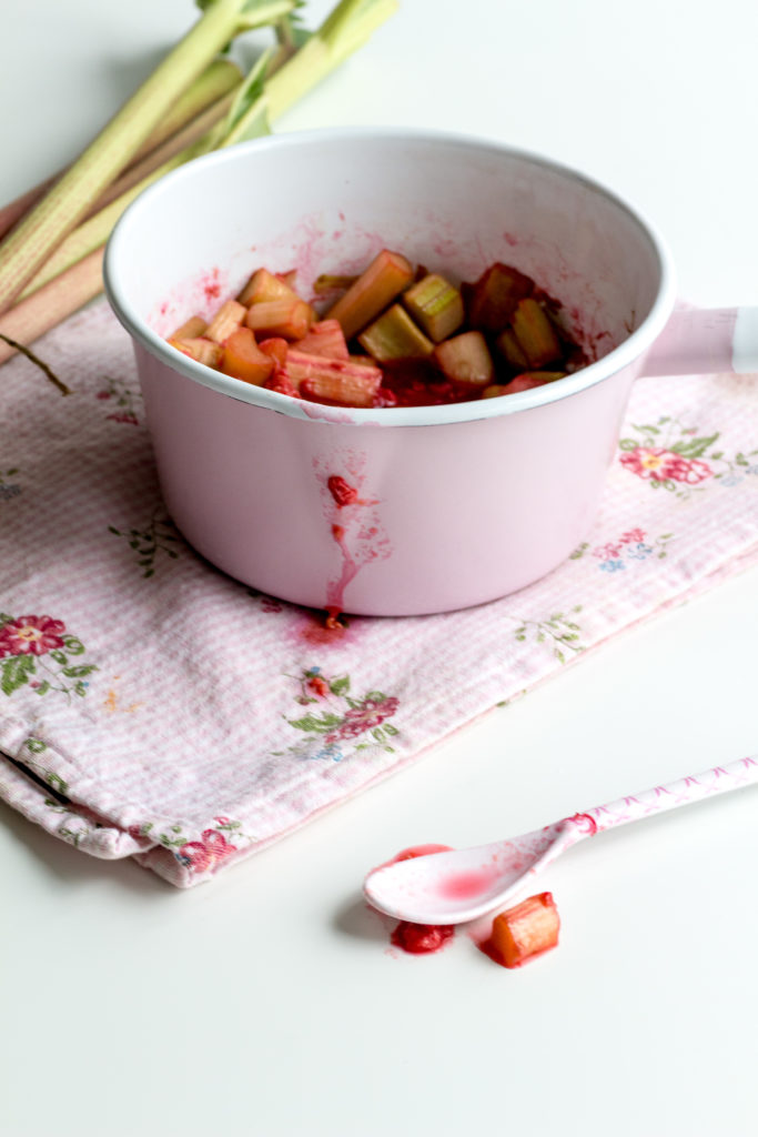 Frühlingsfrische Joghurtcreme mit Rhabarber und Himbeeren • House No 37