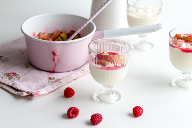 Frühlingsfrische Joghurtcreme mit Rhabarber und Himbeeren • House No 37