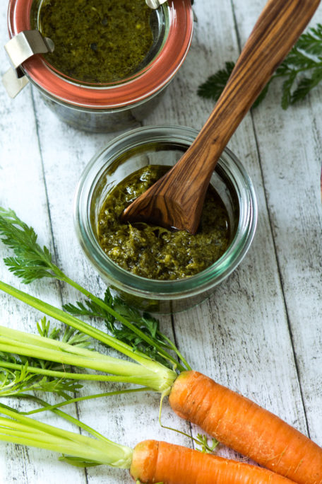 Feine Karottensuppe mit Pesto aus Karottengrün • House No 37