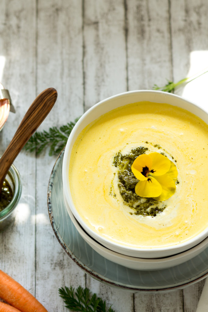 Feine Karottensuppe mit Pesto aus Karottengrün • House No 37