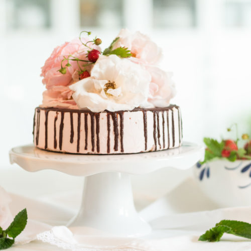 Drip Cake mit Erdbeeren und Minze