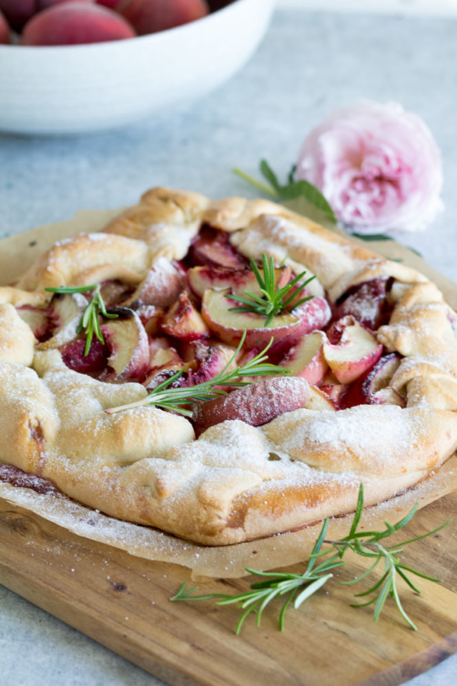 Ein köstliches Spätsommerrezept - Pfirsich-Galette mit Rosmarin • House ...