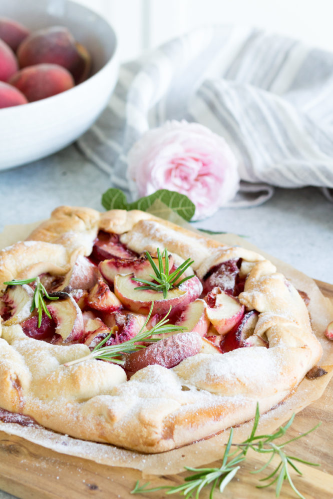 Ein köstliches Spätsommerrezept - Pfirsich-Galette mit Rosmarin • House ...