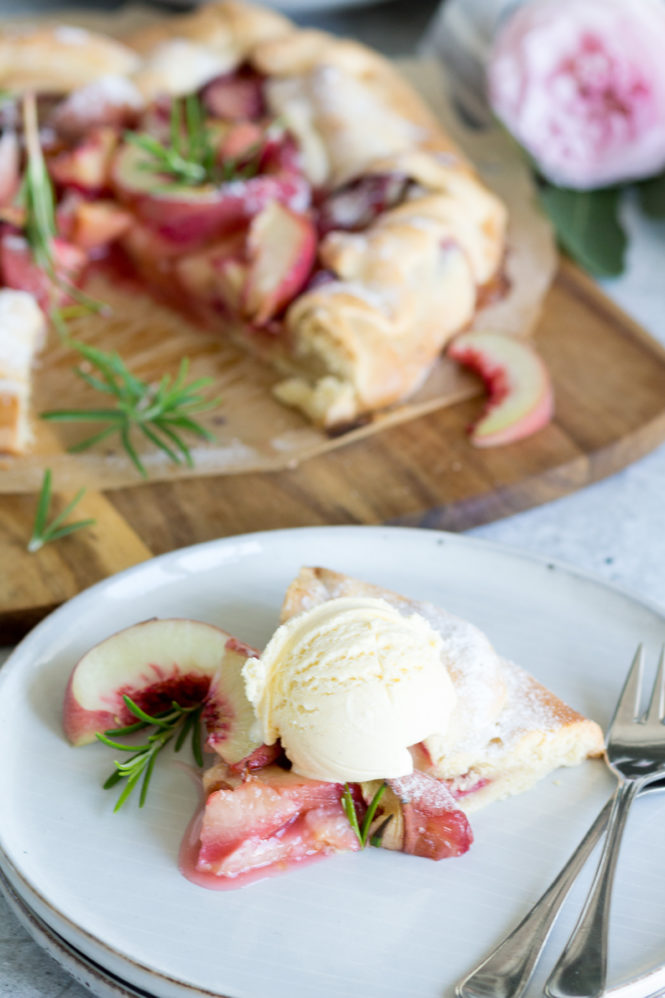 Ein köstliches Spätsommerrezept - Pfirsich-Galette mit Rosmarin • House ...