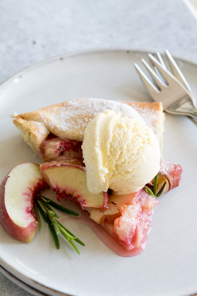 Ein köstliches Spätsommerrezept - Pfirsich-Galette mit Rosmarin • House ...