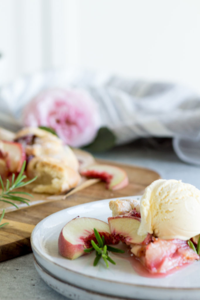Ein köstliches Spätsommerrezept - Pfirsich-Galette mit Rosmarin • House ...