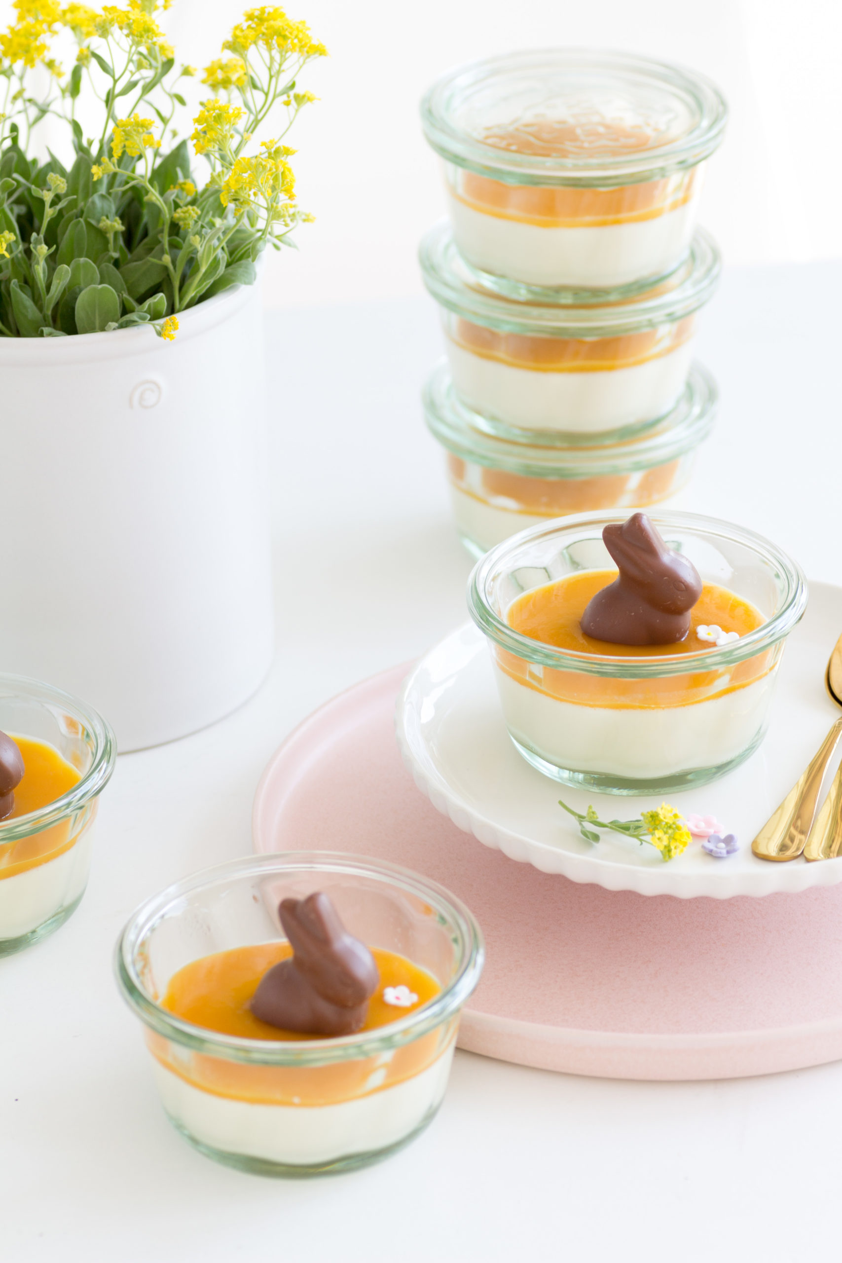 Vanillemousse mit Mangosoße - ein frühlingsfrisches Dessert • House No 37