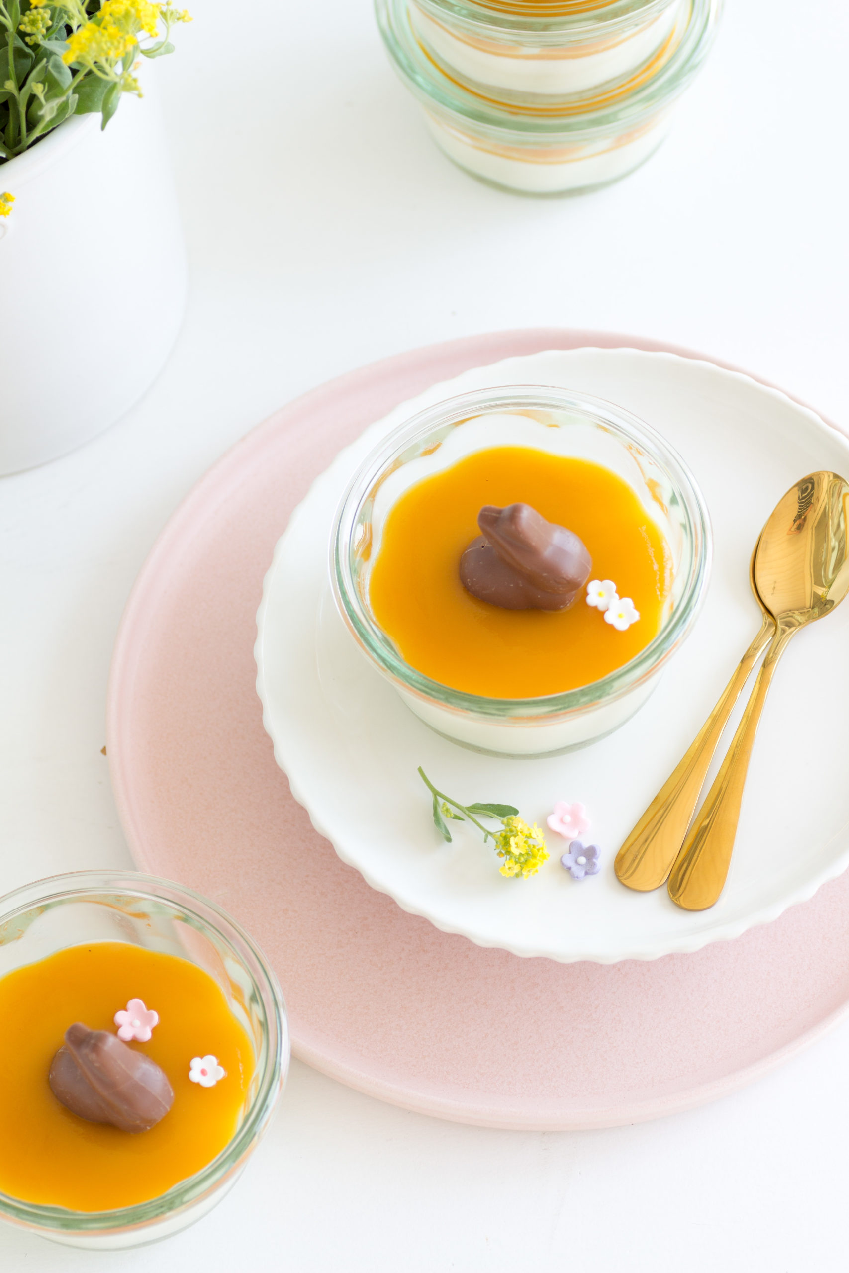 Vanillemousse mit Mangosoße - ein frühlingsfrisches Dessert • House No 37 Vanillemousse mit Mangosoße - ein frühlingsfrisches Dessert • House No 37