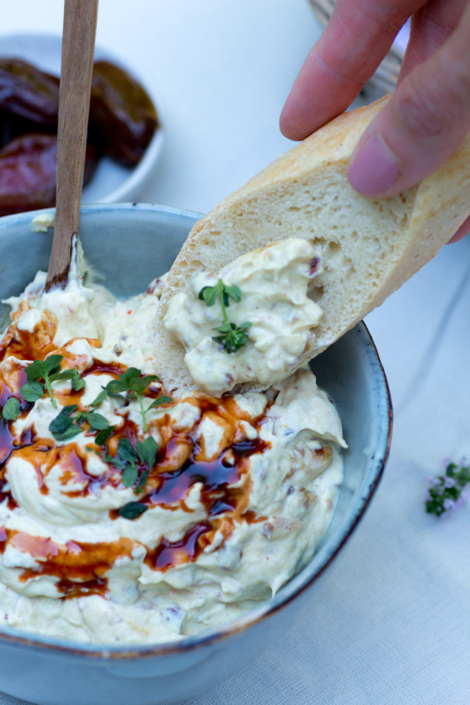 Magisches Baguette mit Aprikosen-Dattel-Dip, so unglaublich lecker ...