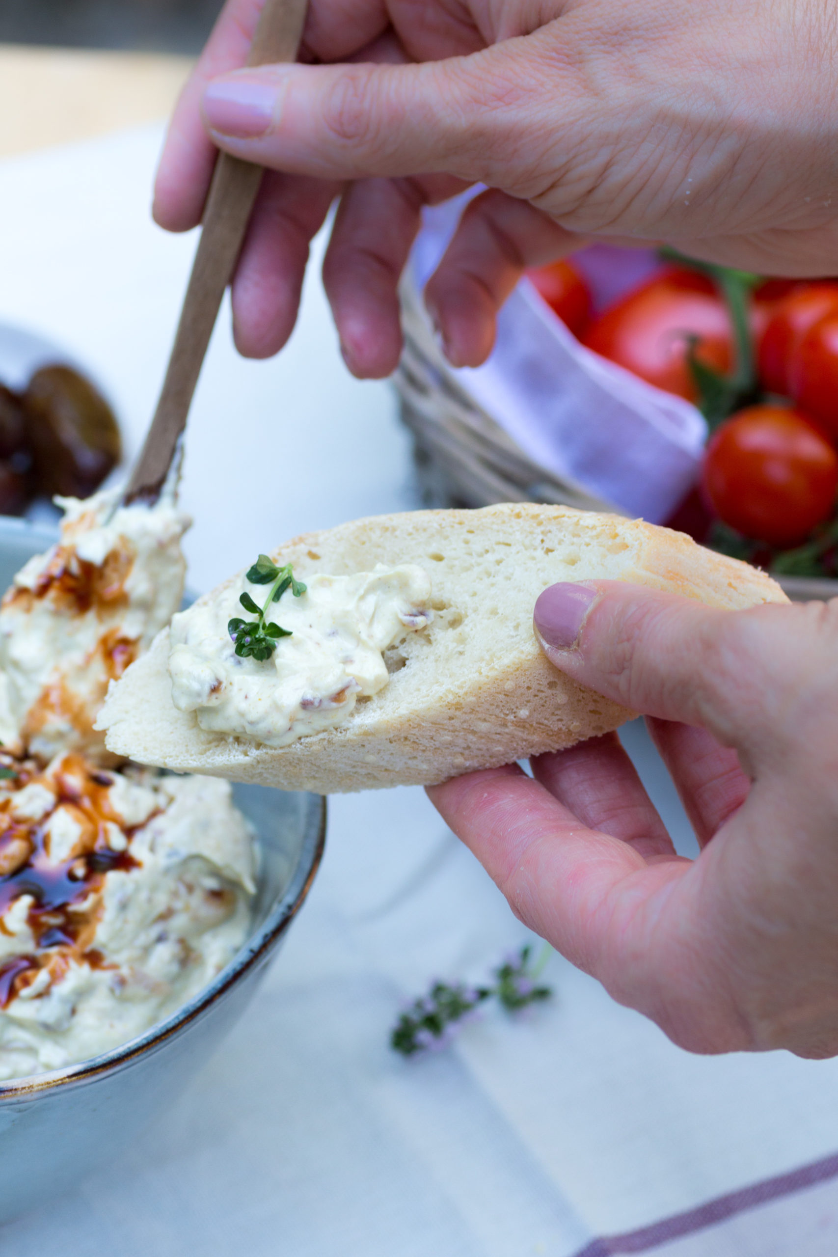 Magisches Baguette mit Aprikosen-Dattel-Dip, so unglaublich lecker ...